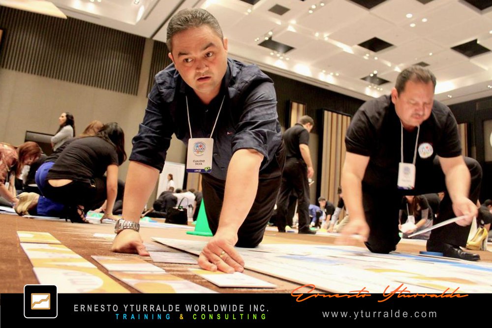 Conferencista motivador guiando procesos de cambio