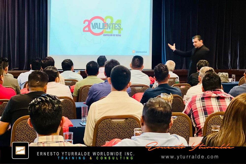 Sesión plenaria con facilitador motivacional durante convención